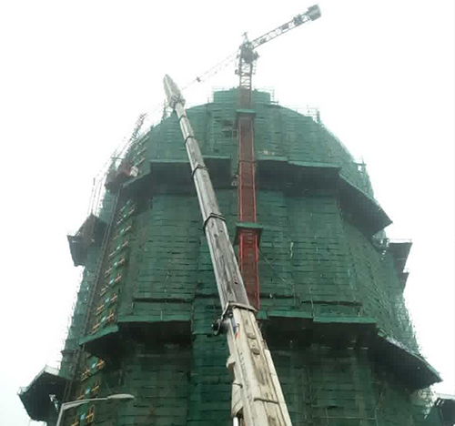 黎城吊车在工地上作业